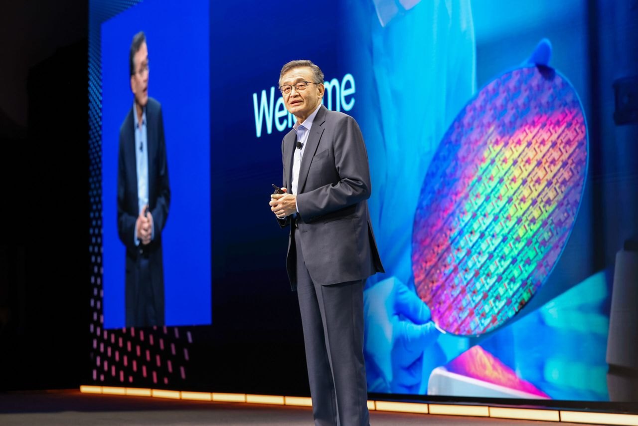 Fab 52 processes its first Intel 18A wafer